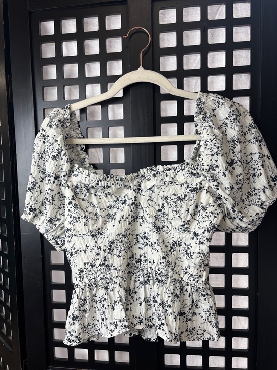Lulus Tops - 🤍 Lulu’s Smocked Peplum Top Women's Small Black White Floral Puff Sleeve NWT 🤍